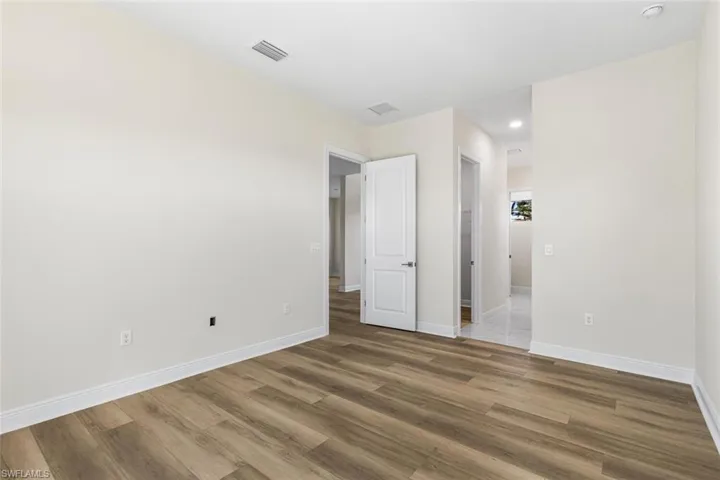 Ensuite bathroom with 2 walk-in closets