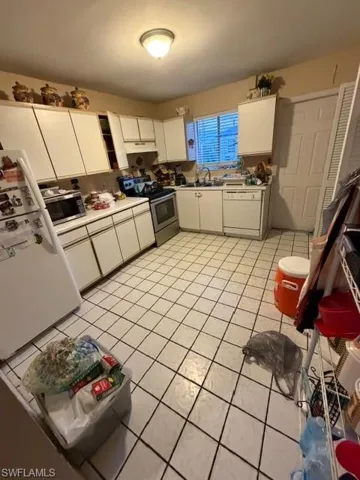 UNIT D KITCHEN