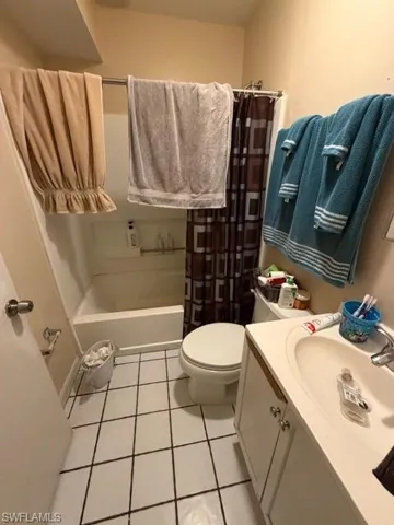 UNIT D BATHROOM