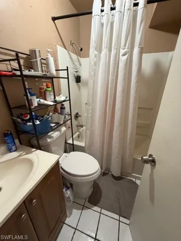 UNIT B BATHROOM