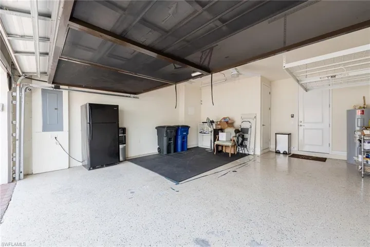 Large 2 Car Garage w Screen Door