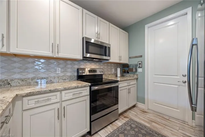 Upgraded Cabinets and Beautiful Backsplash