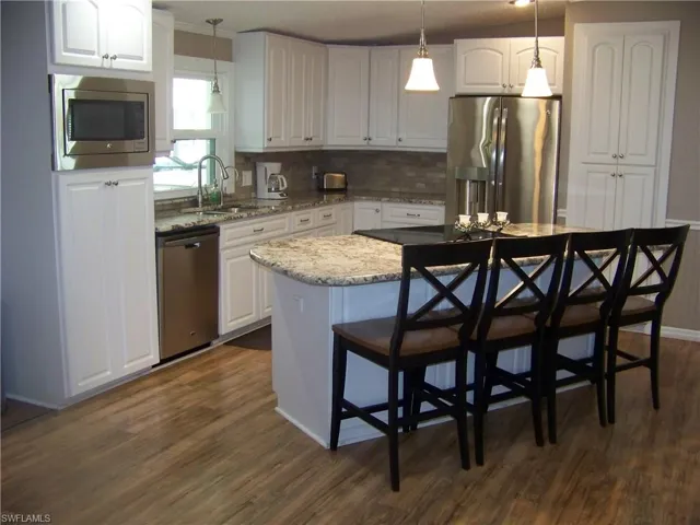 Breakfast bar seats 4 people