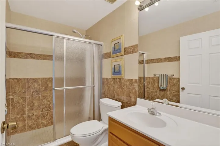 Owners' bath with tub/shower