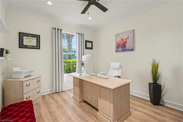 Office with ornamental molding, light wood-style flooring, ceiling fan, and recessed lighting