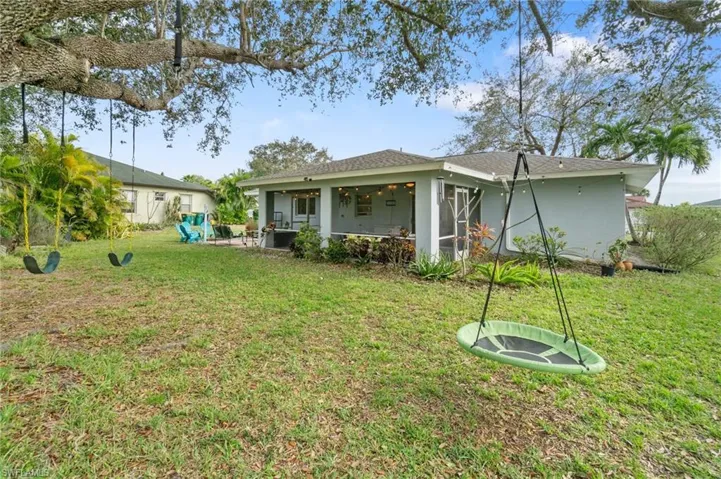 935  Summerfield  DR, Naples, FL 34120