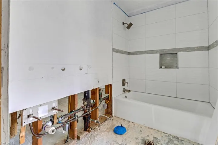Bathroom featuring tiled shower / bath combo
