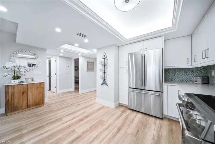 Looking towards entry to 2 guest bedrooms