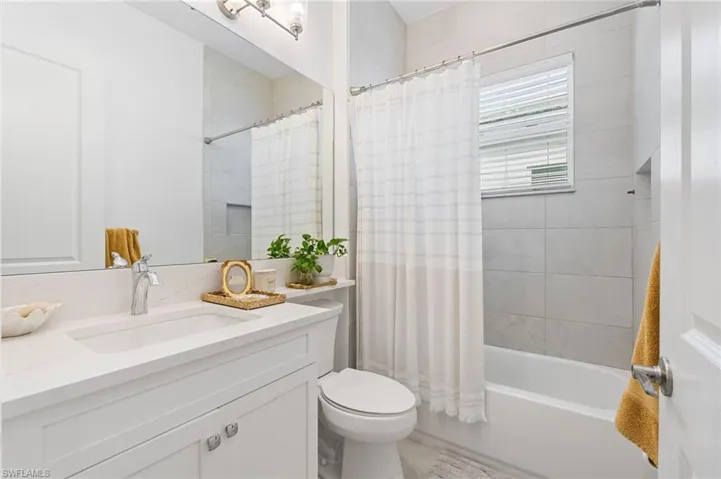 2nd ensuite bathroom with tub