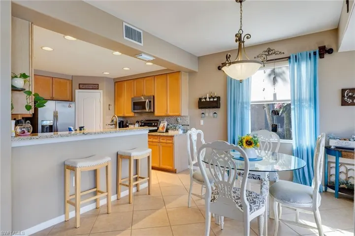 Kitchen with breakfast bar
