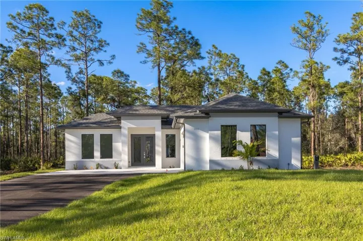 View of front of property featuring a front lawn