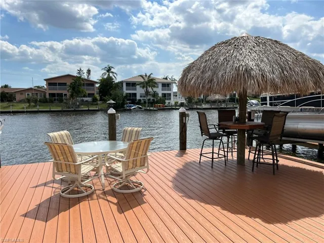 Tiki Hut and sitting area on deck area in Canal.