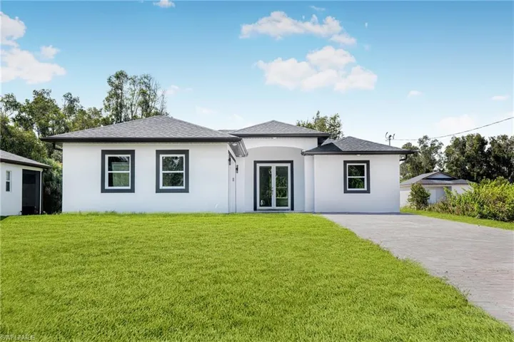 View of front of property featuring a front yard