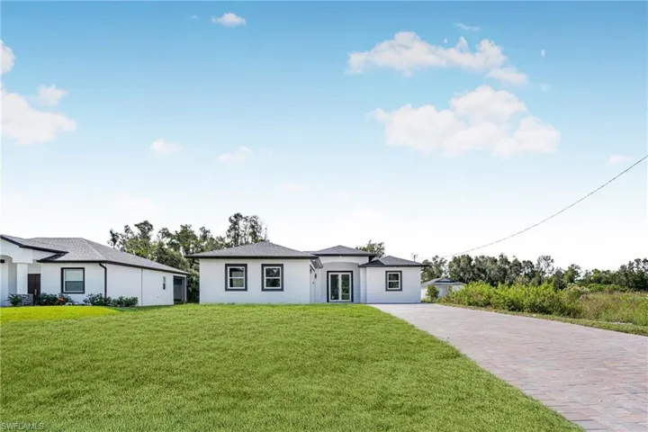 Ranch-style house featuring a front yard