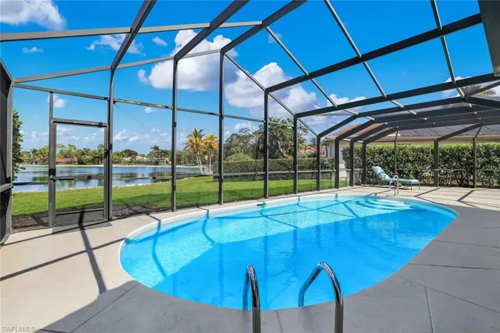 Beautiful Pool Deck overlooking Henley Lake