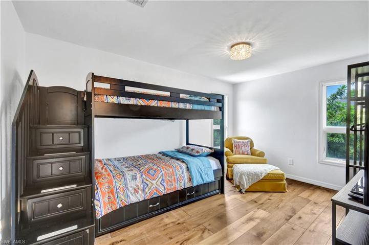 Guest bedroom 3 of 4