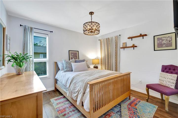 Guest bedroom 2 of 4