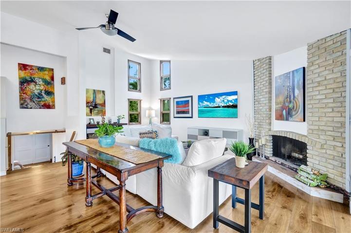 Livingroom with working fire place