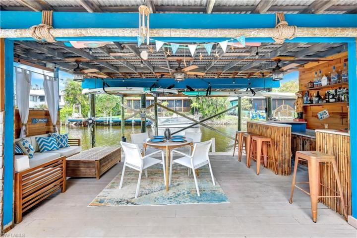 Boat house dining
