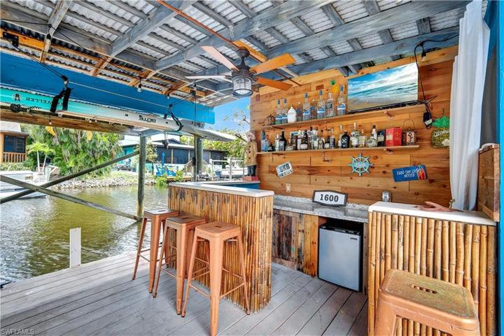 Boathouse bar