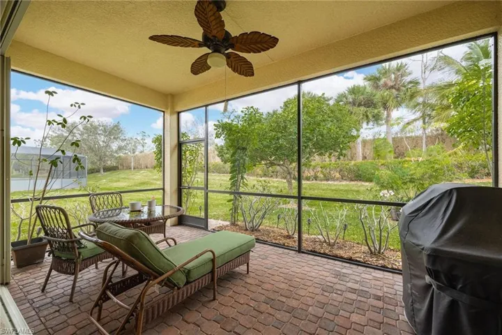 Sunroom / solarium with ceiling fan