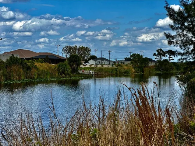 933 NE 37th TER, CAPE CORAL FL 33909