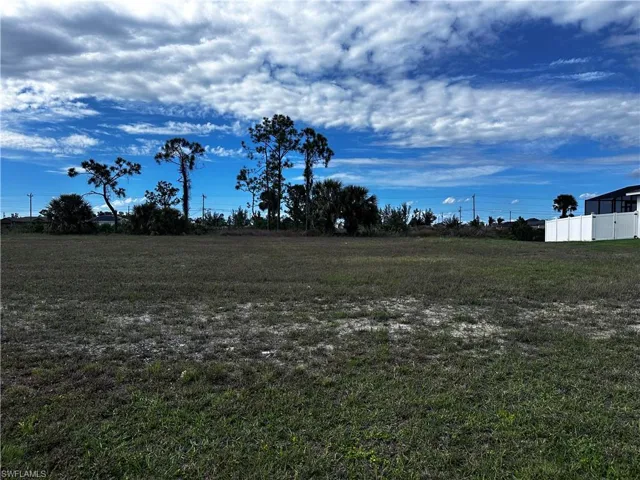 933 NE 37th TER, CAPE CORAL FL 33909
