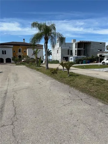 Multi million $ homes on River, 2 lots away on Cul-de-sac