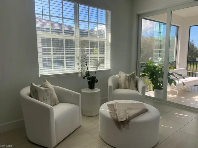 Natural light, cozy!