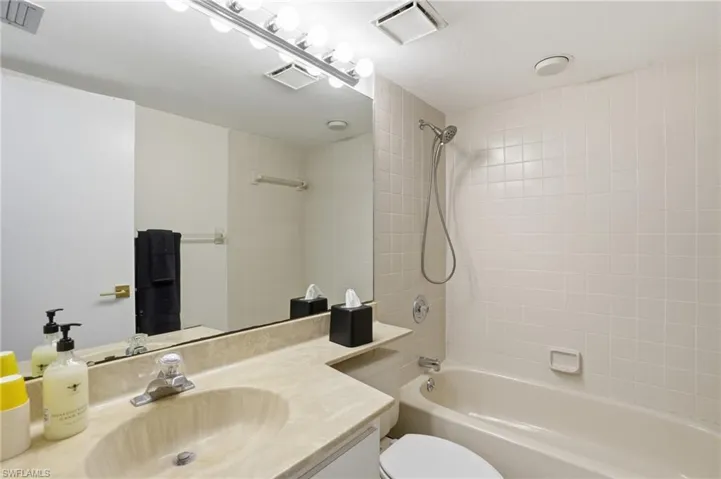 5585 Trailwinds Dr 314, Fort Myers, Florida 33907