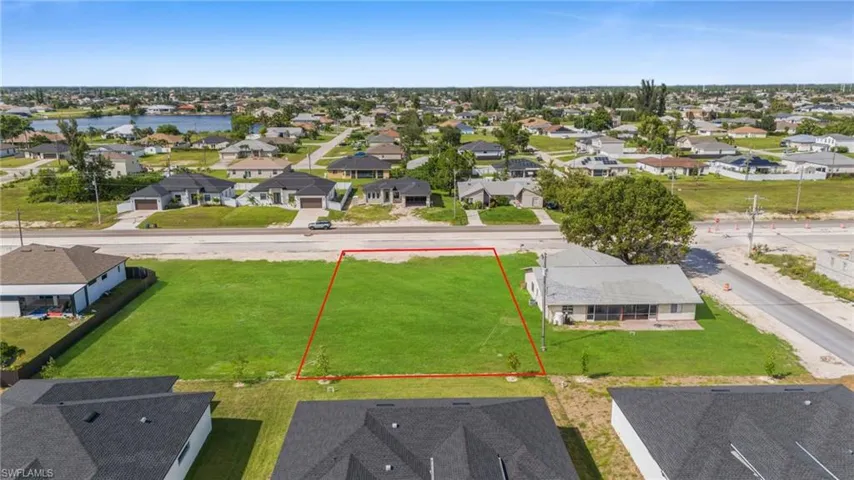 Aerial view of residential area featuring property parcel outlined
