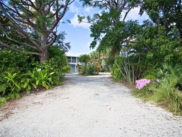 Long driveway ends in a circle