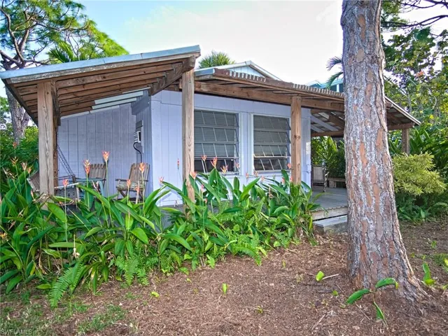 Back of cottage, steps leading to the deck