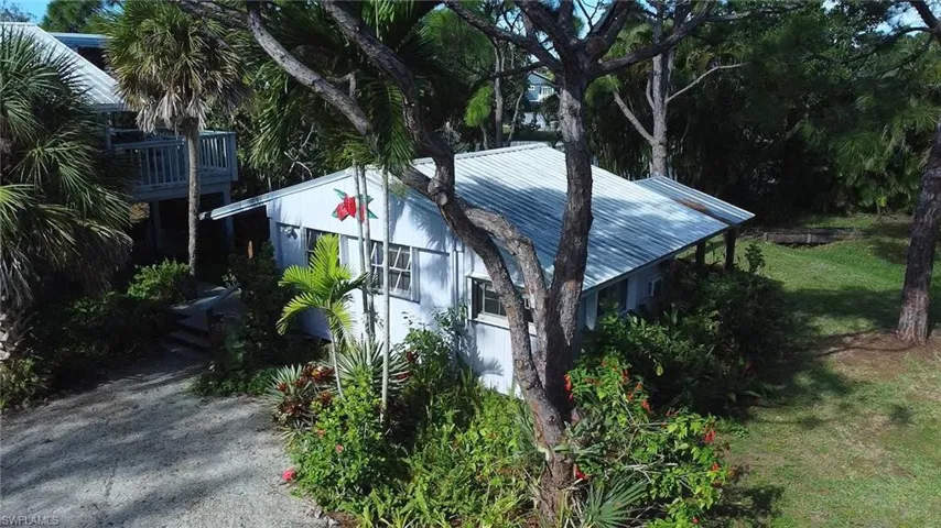 Cottage: metal roof, decks, plenty of parking