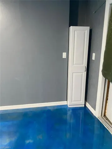 Empty room with concrete flooring