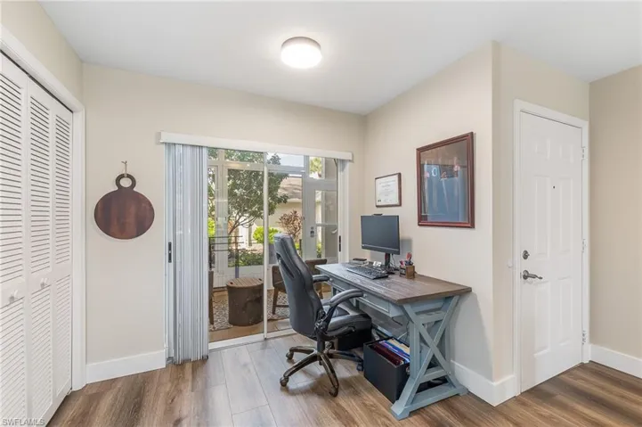 Eat in kitchen or convert to den/office as this owner has