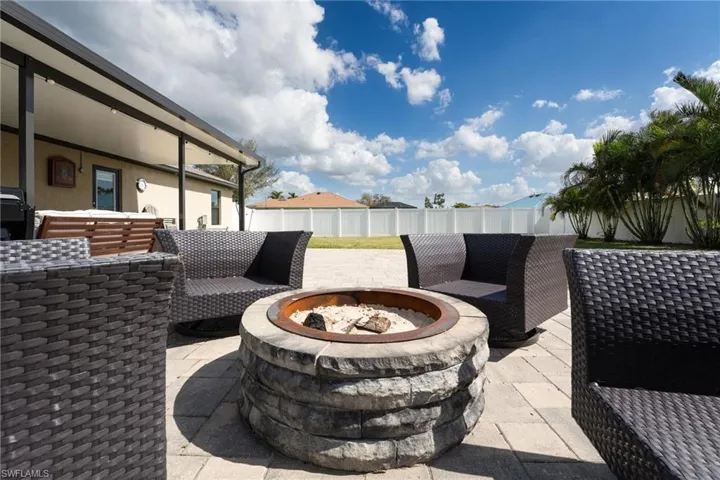 522 NE Van Loon  LN, Cape Coral, FL 33909