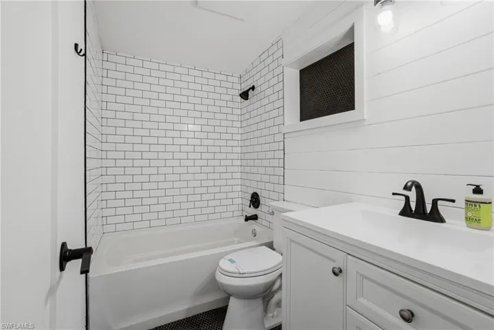 2300 Estey Ave, Naples, Florida 34104
