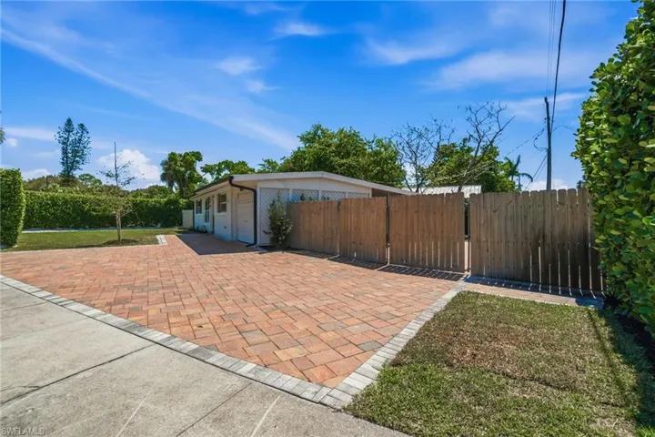 2300 Estey Ave, Naples, Florida 34104