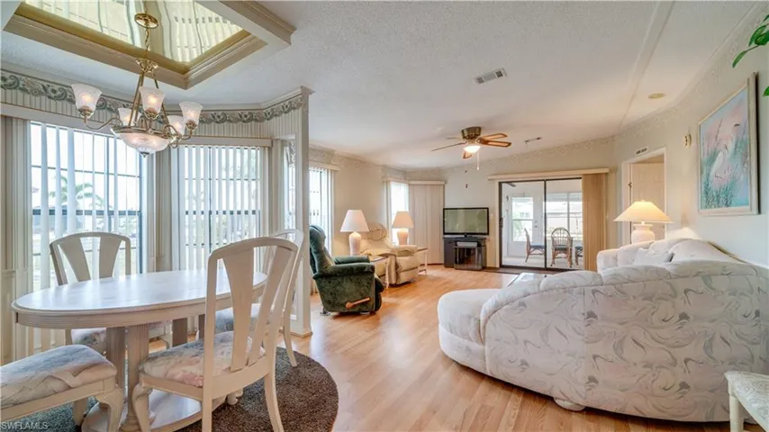 Looking for an eat-in kitchen and a formal dining area? You've found it here.