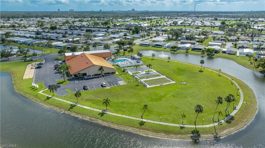 562  Horizon  DR, North Fort Myers, FL 33903