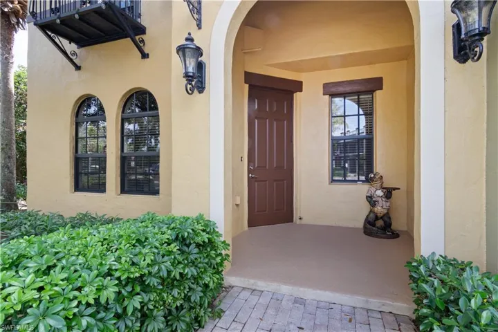 9072  Chula Vista  ST, Naples, FL 34113