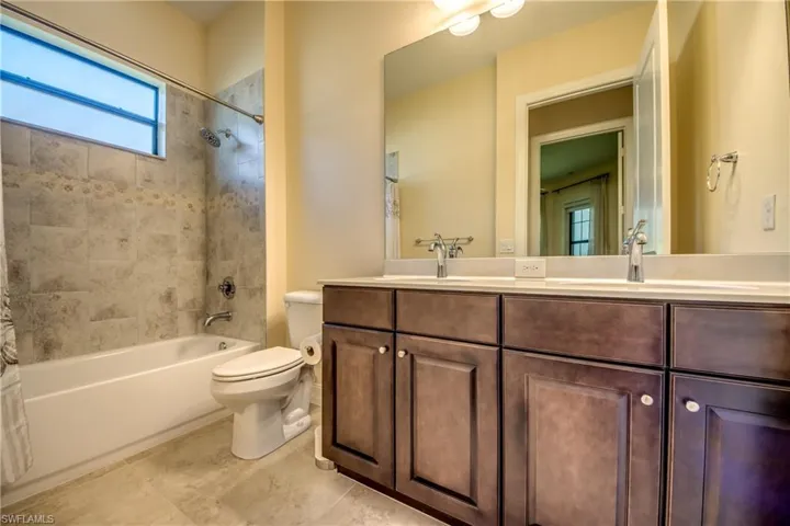 8260 Venetian Pointe Dr, Fort Myers, Florida 33908