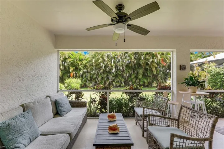 156 Stanhope Cir, Naples, Florida 34104