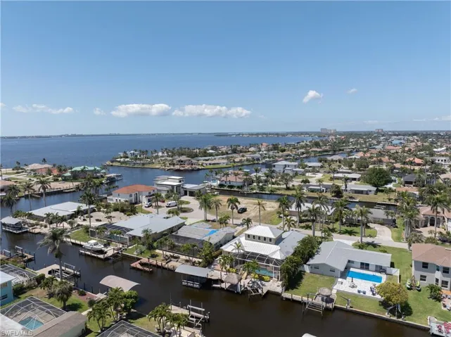 Bird's eye view featuring a residential view and a water view