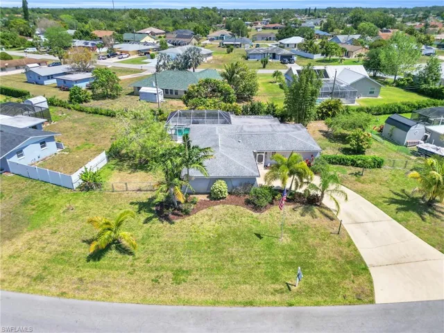 Birds eye view of property featuring a residential view