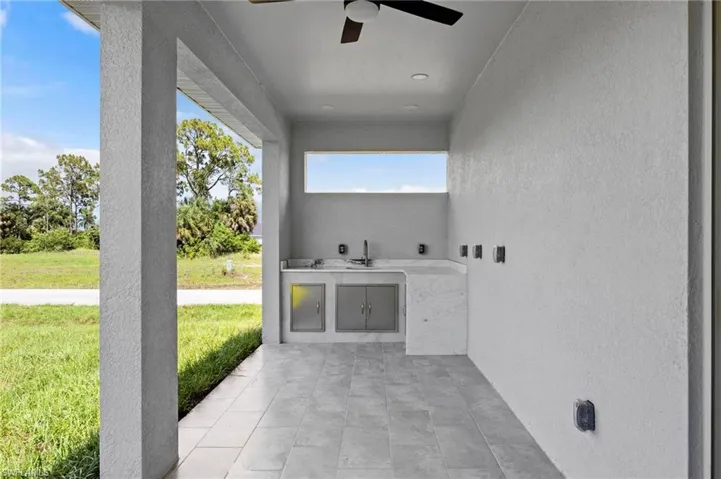 1129 Jacaranda Pkwy E, Cape Coral, Florida 33909