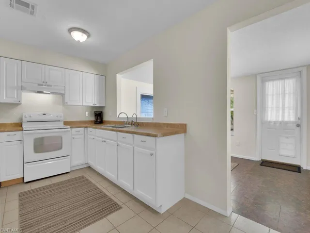 Kitchen w/ Lots Of Cabinetry