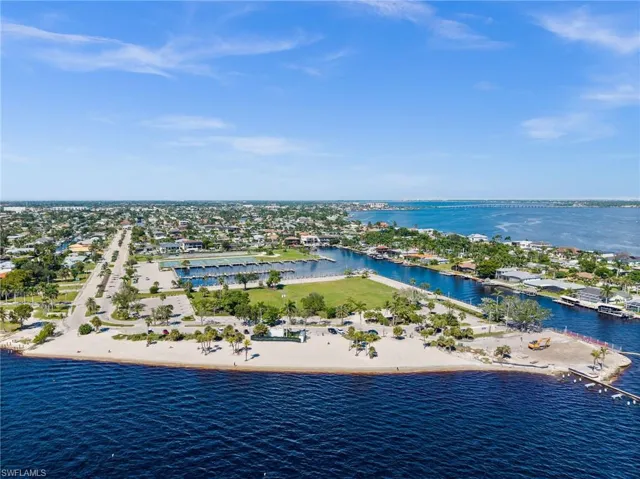 1020 Dolphin Dr, Cape Coral, Florida 33904