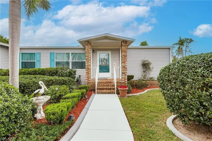 View of front of home featuring a front yard